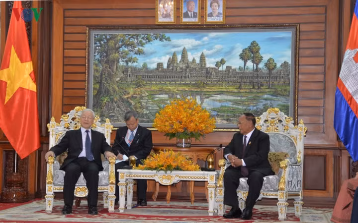 Và Chủ tịch danh dự Đảng Nhân dân Campuchia, Chủ tịch Quốc hội Campuchia Samdech Heng Samrin.