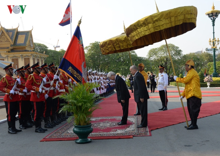 Ngay sau khi tới Phnom Penh, chiều cùng ngày, Tổng Bí thư, Chủ tịch nước Nguyễn Phú Trọng đã hội đàm với Quốc vương Campuchia Norodom Sihamoni. Trong ảnh: Quốc vương Campuchia đón Tổng Bí thư, Chủ tịch nước Nguyễn Phú Trọng.