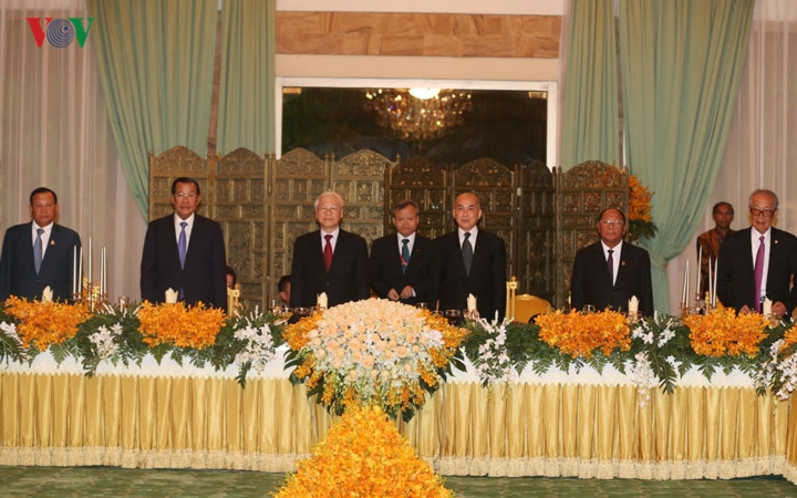 Tối cùng ngày, Tổng Bí thư, Chủ tịch nước Nguyễn Phú Trọng đã dự quốc yến do Quốc vương Campuchia Norodom Shihamoni chủ trì. Tại đây, Tổng Bí thư, Chủ tịch nước Nguyễn Phú Trọng đã phát biểu nêu rõ: "Lịch sử đã gắn kết hai nước chúng ta, mối quan hệ Việt Nam – Campuchia đã trở thành biểu tượng thiêng liêng, tài sản chung vô giá của hai dân tộc".