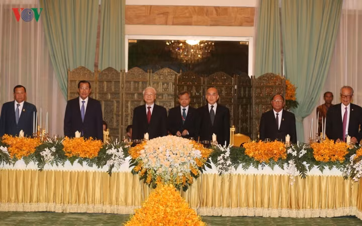 Tối cùng ngày, Tổng Bí thư, Chủ tịch nước Nguyễn Phú Trọng đã dự quốc yến do Quốc vương Campuchia Norodom Shihamoni chủ trì. Tại đây, Tổng Bí thư, Chủ tịch nước Nguyễn Phú Trọng đã phát biểu nêu rõ: "Lịch sử đã gắn kết hai nước chúng ta, mối quan hệ Việt Nam – Campuchia đã trở thành biểu tượng thiêng liêng, tài sản chung vô giá của hai dân tộc".