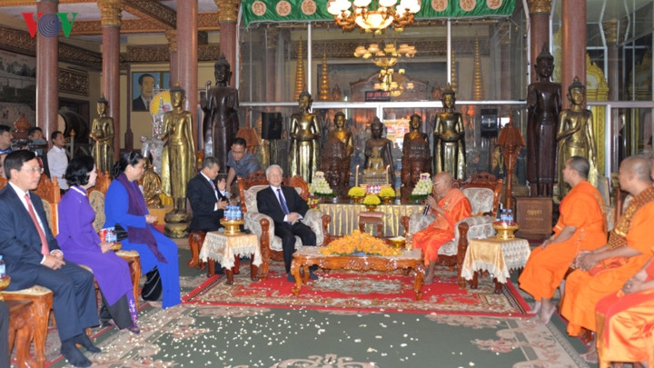 Tổng Bí thư, Chủ tịch nước Nguyễn Phú Trọng chân thành cảm hai vị Đại tăng thống đã dành cho Đoàn sự đón tiếp trọng thị, thân tình và những tình cảm cao quý, chúc hai vị Đại tăng thống dồi dào sức khỏe, trường thọ, tiếp tục đóng góp cho sự nghiệp hòa bình, hòa hợp dân tộc, xây dựng và phát triển đất nước Campuchia phồn vinh, nhân dân Campuchia có cuộc sống thanh bình, ấm no và hạnh phúc.