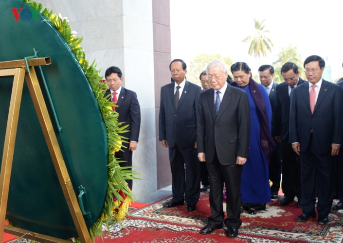 và tại Tượng đài Độc lập.