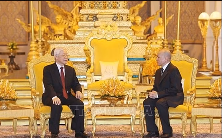 Quốc vương Campuchia tin tưởng chuyến thăm sẽ mở ra một giai đoạn phát triển mới của mối quan hệ đoàn kết, hữu nghị truyền thống và sự hợp tác nhiều mặt giữa Việt Nam và Campuchia.(Ảnh: TTXVN)