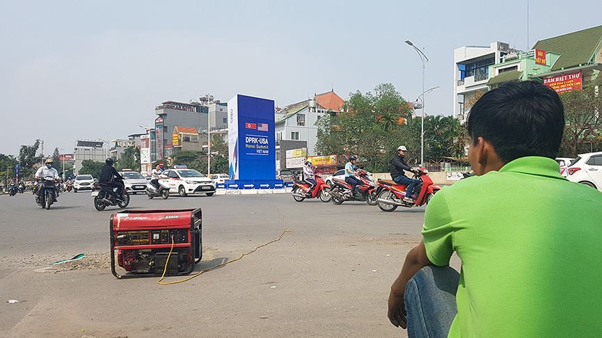 Công nhân đang hoàn thiện một bảng hiệu lớn về sự kiện trên đường Nghi Tàm - Âu Cơ. 