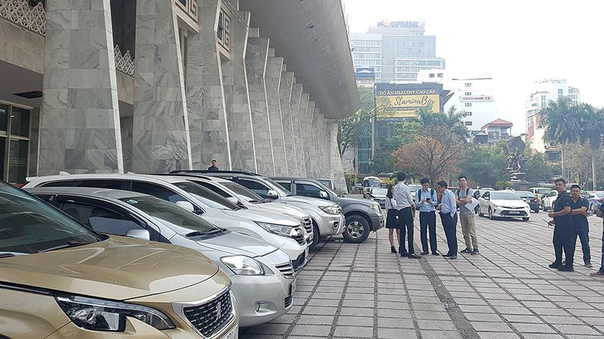 Nhóm công tác đang kiểm tra công tác chuẩn bị cho trung tâm báo chí quốc tế tại Cung Văn hóa Hữu nghĩ Việt - Xô. 