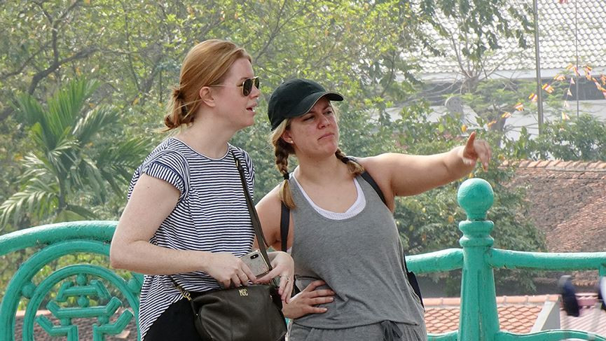 Du khách quốc tế theo dõi công việc và cũng quan tâm đến sự kiện.