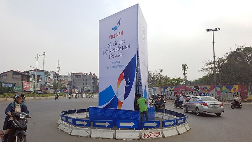 Đây là cuộc gặp thượng đỉnh lần thứ 2 giữa hai nhà lãnh đạo Donald Trump và Kim Jong Un sau cuộc gặp lần đầu tại Singapore vào tháng 6 năm 2018. 