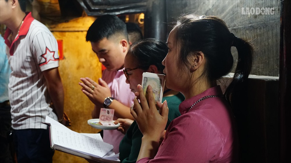 Ngày 14 tháng Giêng âm lịch, du khách thập phương đổ về Đền Bà Chúa Kho (Bắc Ninh) hành lễ.