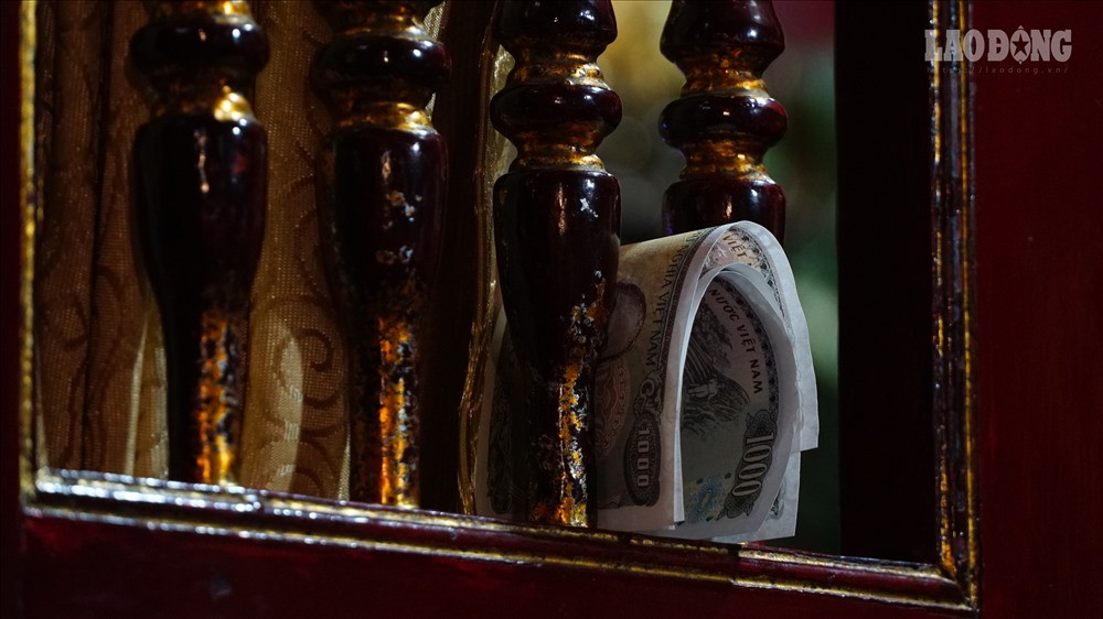 Cảnh tượng nhét tiền phản cảm.