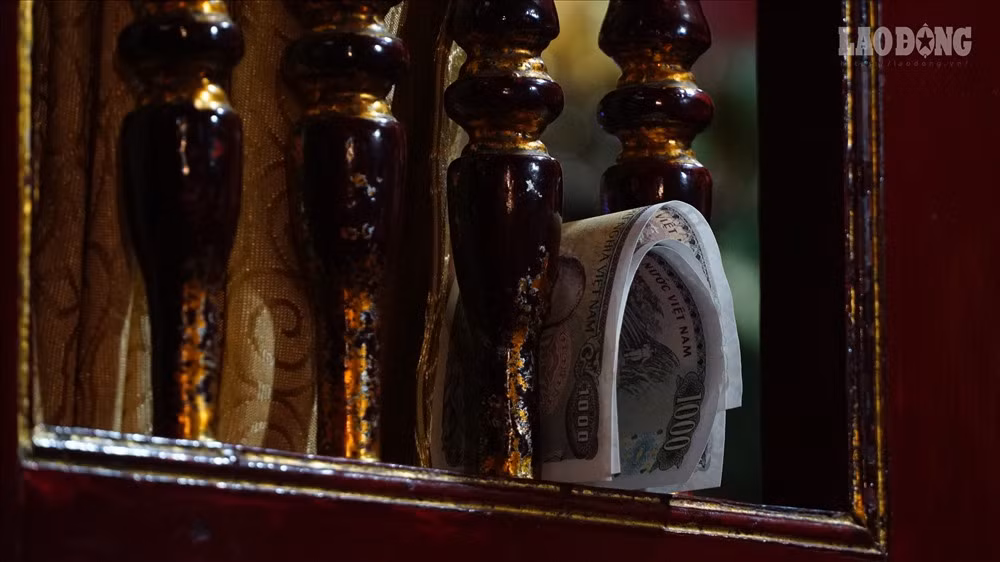 Cảnh tượng nhét tiền phản cảm.