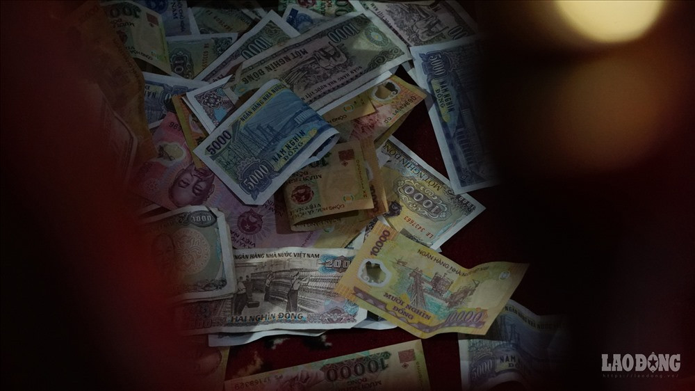 Lễ được thả tự do rơi lên ban hay xuống thảm đỏ, theo khảo sát của PV mệnh giá lớn nhất lên tới 100.000 đồng. 