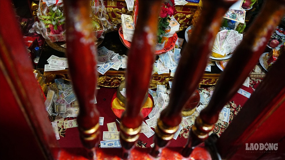 Được biết, Cung Chúa vốn là chốn trang nghiêm, chỉ có các bậc cao niên trong làng đức cao vọng trọng mới được ra vào đặt lễ. Ngoài ra, một số đoàn khách đặc biệt muốn vào trong phải có sự đồng thuận của Ban Quản lí. Do vậy mà nhiều người không được vào trong phải "thả lễ" qua khe cửa. 