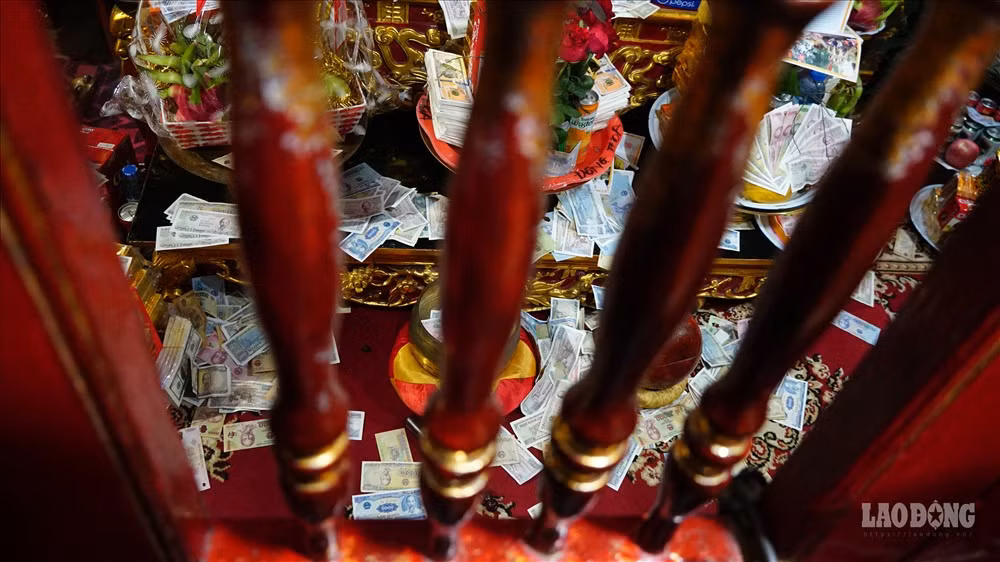 Được biết, Cung Chúa vốn là chốn trang nghiêm, chỉ có các bậc cao niên trong làng đức cao vọng trọng mới được ra vào đặt lễ. Ngoài ra, một số đoàn khách đặc biệt muốn vào trong phải có sự đồng thuận của Ban Quản lí. Do vậy mà nhiều người không được vào trong phải "thả lễ" qua khe cửa. 