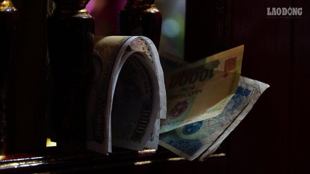 Dù có hòm công đức tại các ban nhưng người dân vẫn ngang nhiên dắt tiền lên khe cửa trước Cung Chúa. Sự việc này đã được các phương tiện truyền thông phản ánh nhiều năm nay nhưng vẫn tiếp diễn.