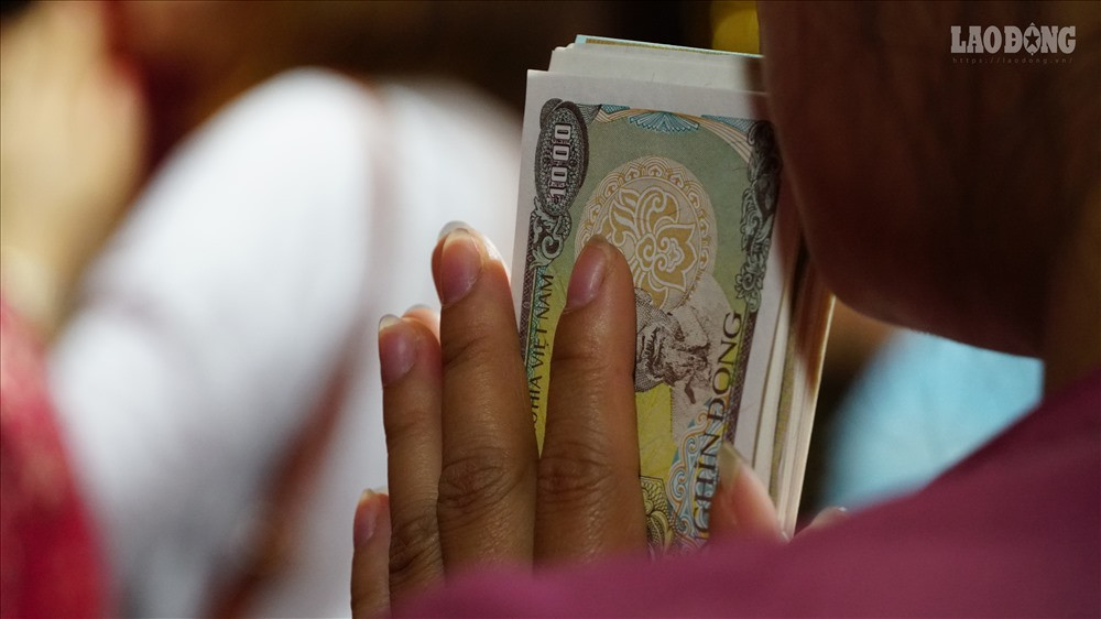 Nhiều người đi lễ chùa, đến, phủ có thói quen dải tiền đen tại các ban. Phần lớn là tiền lẻ mệnh giá từ 1000 đồng - 10.000 đồng.