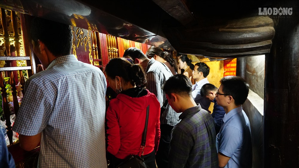 Tại đây, nhiều người cho rằng đầu năm đi lễ Bà Chúa để vay vốn làm ăn cho thuận lợi, cuối năm đi trả lễ. Tại gian trong cùng giáp với Cung Chúa, người dân đứng trật cứng lối ra vào. 