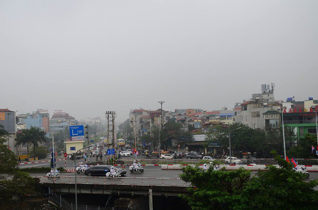 Đoàn xe của ông Kim Jong Un qua cầu Chương Dương vào khoảng 10h55 (Ảnh: Hoàng Cư)