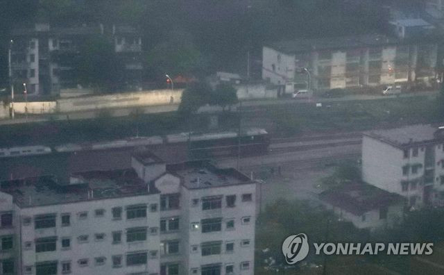 Sáng ngày 26/2, đoàn tàu được cho là chở ông Kim Jong-un chạy qua Bằng Tường, Quảng Tây, Trung Quốc trước khi vào địa phận Việt Nam (Ảnh: Yonhap) 