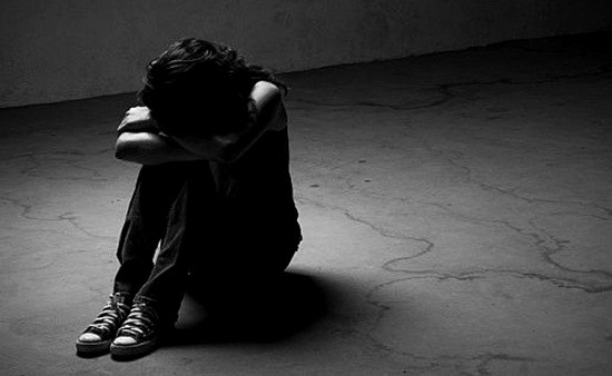 Doc gi hom nay 12/2: Dinh chi cong tac 2 cong an danh nguoi-Hinh-3