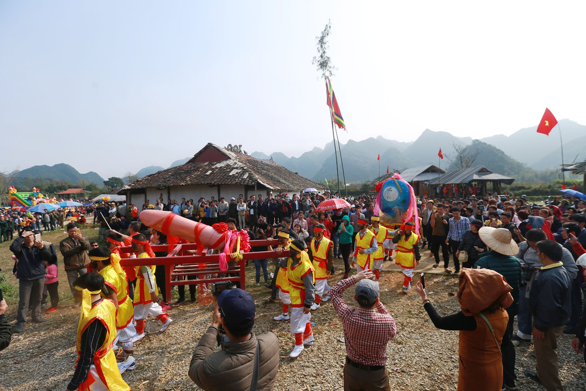 Điểm đặc sắc nhất của lễ hội "rước của quý khổng lồ" là màn rước sinh thực khí nam (Tàng thinh) và sinh thực khí nữ (Mặt nguyệt). Ý nghĩa của việc này là ước mong sinh sôi nảy nở, con cháu đầy đàn.