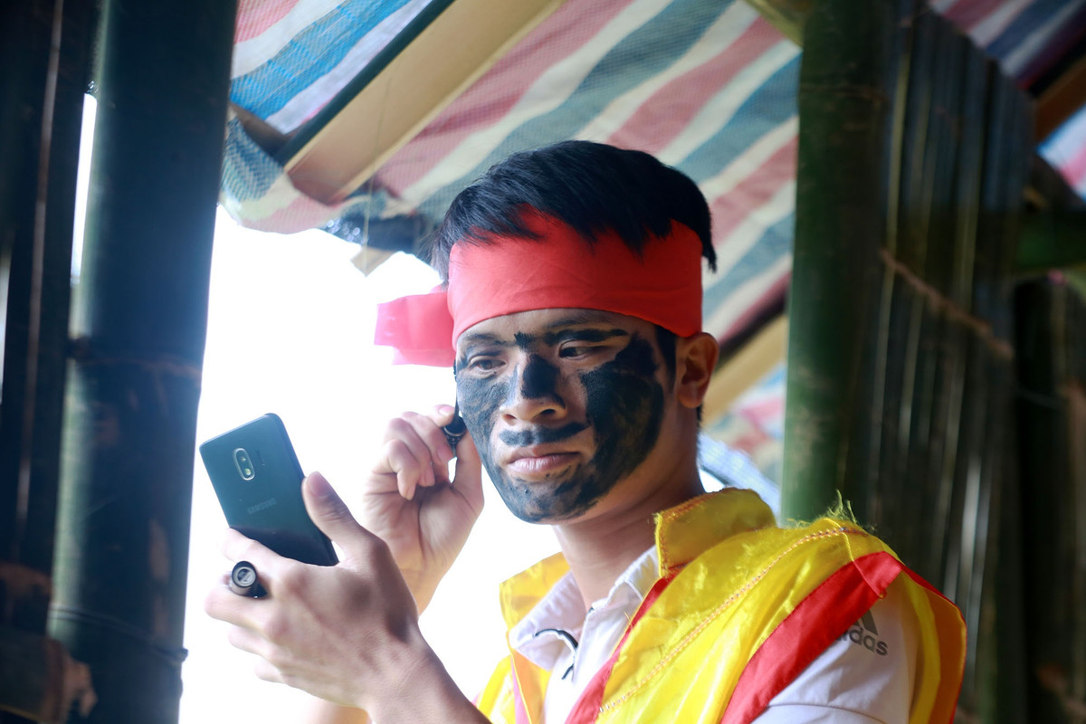 Các diễn viên tham gia hội "rước của quí khổng lồ" đều bôi mặt nhọ, theo các cụ kể lại, nhằm đánh lạc hướng những linh hồn giặc, sẽ không còn con ma nào biết ai diễn lại hình dạng thất bại của họ để về mà bắt cũng như gieo dịch bệnh, tai họa...