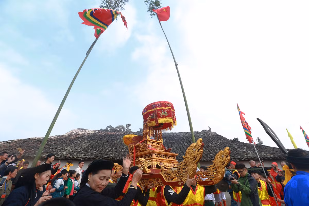 Bien nguoi chen chan de duoc chiem nguong 'cua quy khong lo' tai le hoi