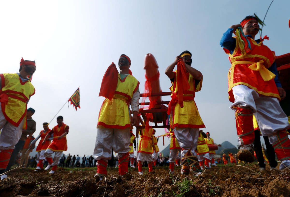 Bắt nguồn từ lịch sử, khi triều Mạc thất thủ, dòng họ Mạc phải thay tên đổi họ để tránh họa tru di, truy sát của vua Lê và chúa Trịnh.