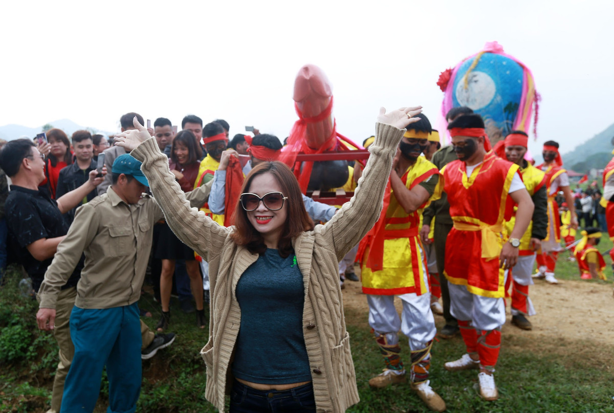 Nhiều người dân tranh thủ chụp cùng "của quí khổng lồ" trên đường đi rước.