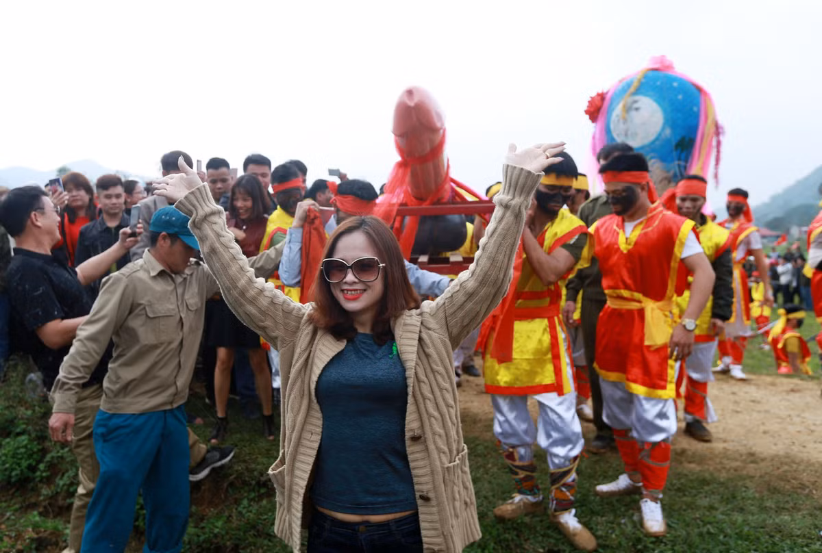 Nhiều người dân tranh thủ chụp cùng "của quí khổng lồ" trên đường đi rước.