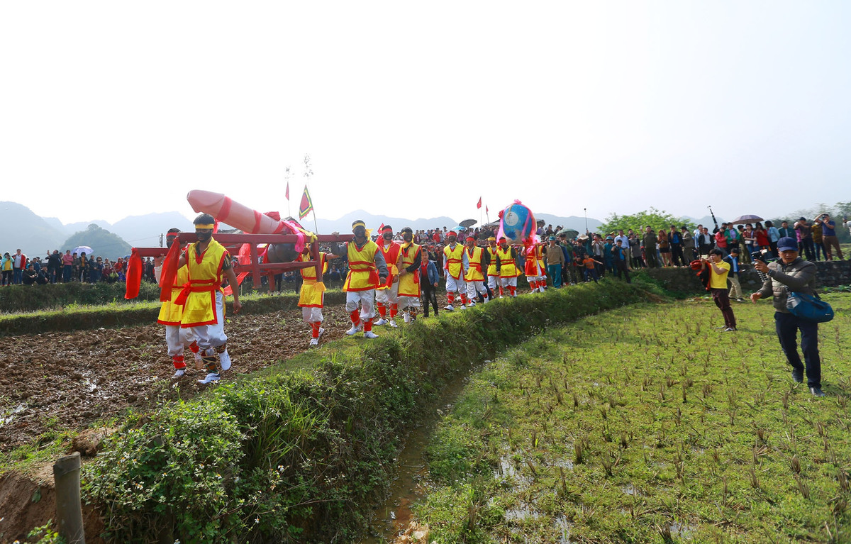 Vào khoảng 9h sáng, các thanh niên trai tráng ở trong làng đã khiêng đồ cúng lễ ra khu vực làm lễ và cung tiến đến đức Vua ở miếu Xa Vùn. Sau đó tiếp tục rước của quí khổng lồ.