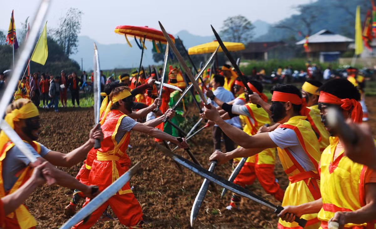 Trong lễ "rước của quí khổng lồ", các diễn viên mặt nhọ múa kiếm, đao mô phỏng lại quá trình đánh giặc ngoại xâm của nhân dân.