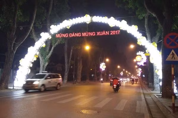 Trước đó, nhiều người dân ngoại tỉnh khi kết thúc ngày làm việc cuối cùng của đợt nghỉ lễ đã đổ xô về quê nghỉ Tết dương lịch.