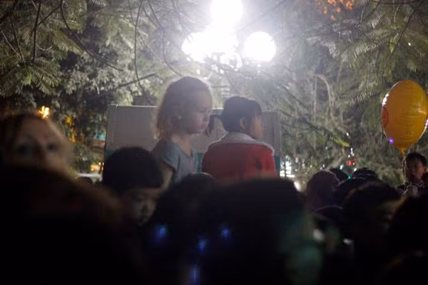 Các em nhỏ cũng theo chân người thân xuống phố đón năm mới với tâm trạng hồ hởi.