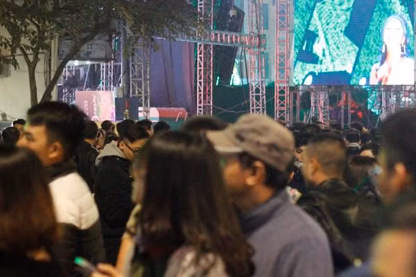 Dòng người đổ xuống đường đông kín, ai cũng háo hức trước thời khắc chuyển giao năm cũ, năm mới.