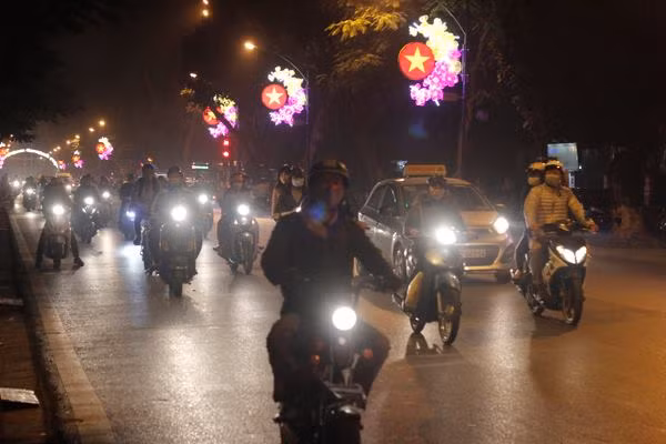 Các tuyến đường phố Hà Nội được trang trí lung linh đón năm mới.