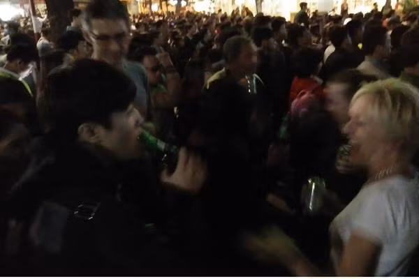 Đến 21h cùng ngày người dân vẫn kéo nhau về Quảng trường Đông Kinh Nghĩa Thục mỗi lúc càng thêm đông.