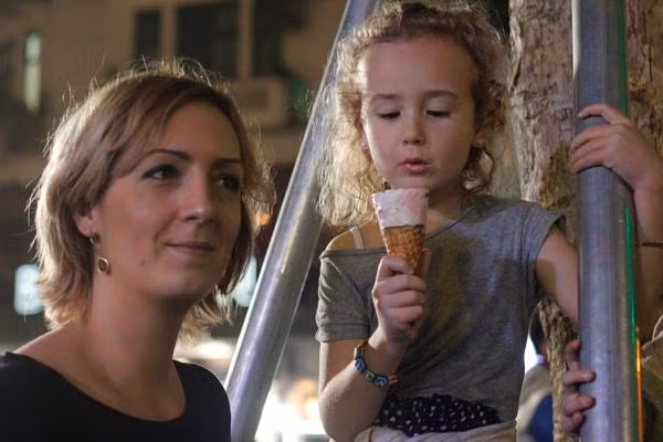 Một bạn nhỏ được mẹ đưa đi chơi đón năm mới.