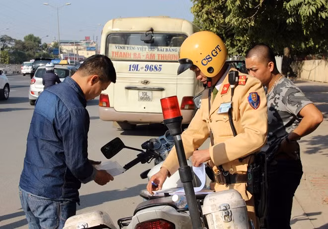 CSGT hoa trang xu ly xe khach nhoi nhet dip nghi le
