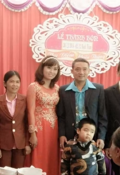 Nong: Chien Thang bat ngo cuoi vo 3 kem 15 tuoi