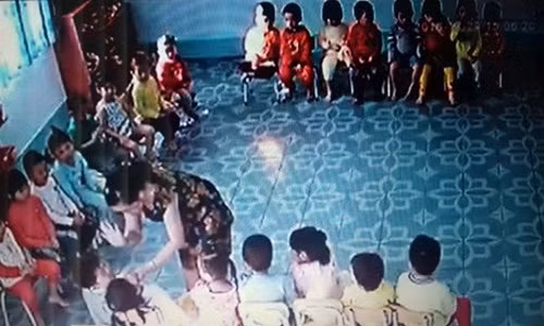 Lo clip giao vien danh tre mam non o Kon Tum-Hinh-2