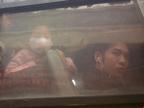 Nguoi dan ong khoc vi bi bo roi o Ben xe My Dinh-Hinh-4