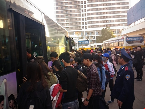 Nguoi dan ong khoc vi bi bo roi o Ben xe My Dinh-Hinh-3