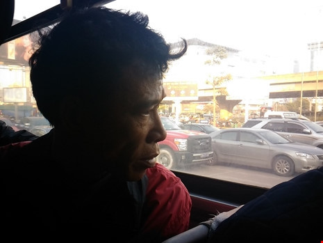 Nguoi dan ong khoc vi bi bo roi o Ben xe My Dinh