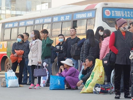 Nguoi dan ong khoc vi bi bo roi o Ben xe My Dinh-Hinh-6