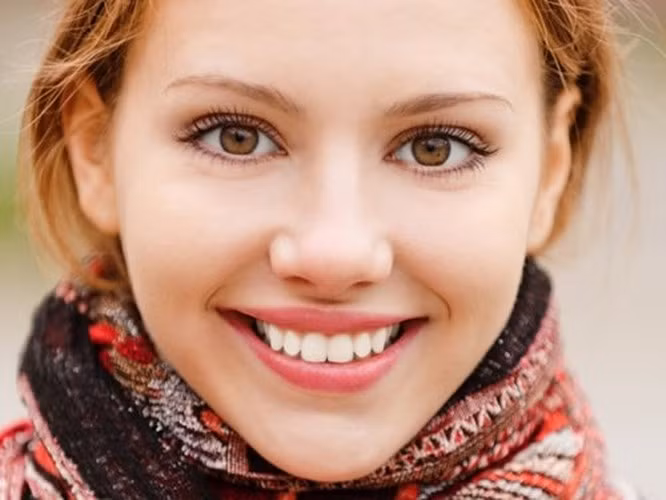 1. Cười làm dịu và thư giãn căng cơ Cười có khả năng làm giảm căng thẳng bằng cách thư giãn các cơ trên toàn cơ thể, đặc biệt là các cơ mặt, cổ, vai và bụng. Khi bạn cười to, điều này tạo ra một phản ứng mạnh giúp nới lỏng sự căng cơ và vận động hơi thở.