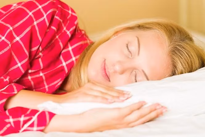 7. Cười giúp cải thiện giấc ngủ Các nhà nghiên cứu Nhật Bản phát hiện ra rằng cười vào buổi tối khuyến khích cơ thể sản xuất nhiều melatonin (hormone do não tiết ra khi ngủ). Vì lý do này, bạn nên xem một chương trình hoặc bộ phim hài hước trước khi đi ngủ.