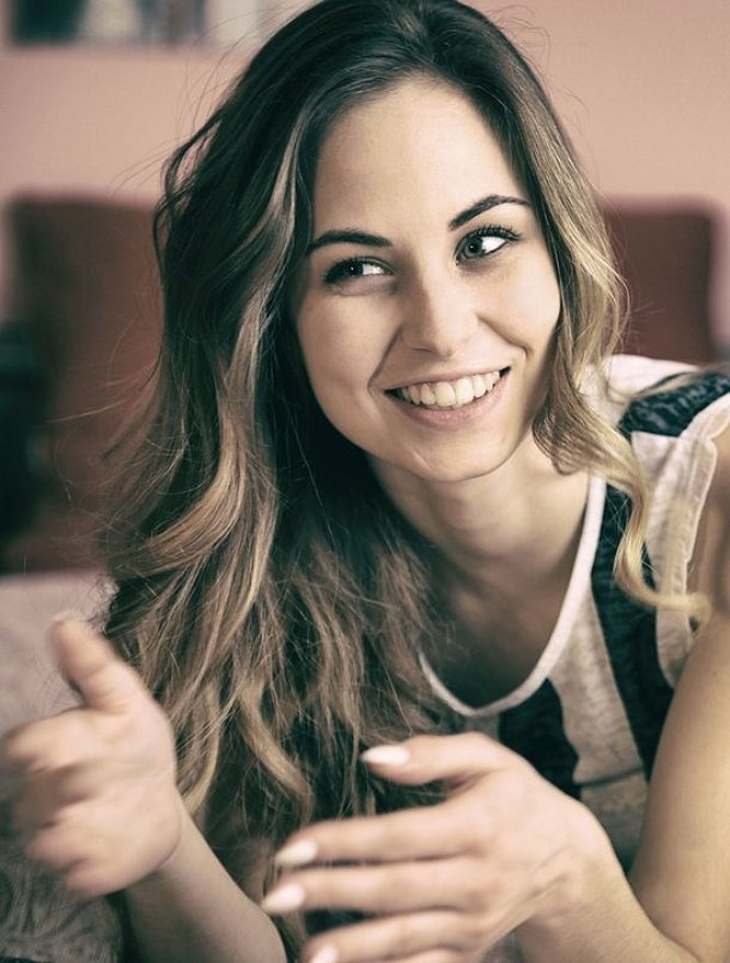 13. Cười giúp bạn trông trẻ trung hơn Khi chúng ta cười, sự căng thẳng từ mặt, cổ và đầu được giải phóng. Như vậy, tiếng cười sẽ giúp bạn duy trì một diện mạo trẻ trung hơn.