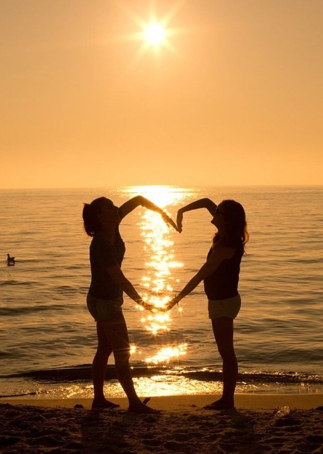 6. Cười giúp trái tim khỏe hơn Trong một nghiên cứu khác được thực hiện bởi Trung tâm Y tế Đại học Maryland, đã chứng minh mối tương quan giữa những người thường xuyên cười và sức khỏe trái tim. Các nhà nghiên cứu phát hiện ra rằng những người mắc bệnh tim có khả năng cười ít hơn 40% trong nhiều tình huống so với những người cùng tuổi không mắc bệnh tim.