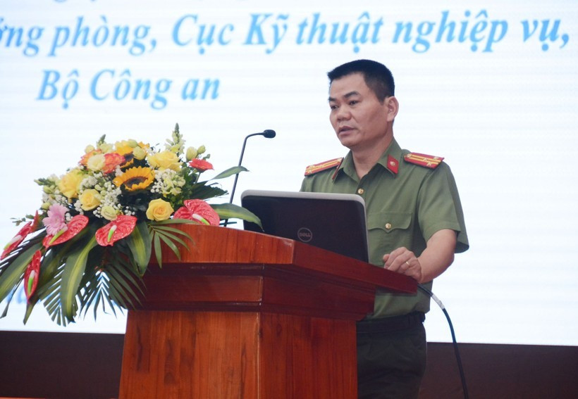 Để ngăn chặn gian lận, Thượng tá Nguyễn Trọng Thái, Cục Kỹ thuật nghiệp vụ, Bộ Công an cho biết, cán bộ coi thi tại các phòng thi có vai trò hết sức quan trọng trong phát hiện các thủ đoạn, phương thức sử dụng phương tiện kỹ thuật để thực hiện hành vi gian lận. Ngoài tăng cường tập huấn, việc lựa chọn cán bộ coi thi có kinh nghiệm, tinh thần trách nhiệm là hết sức quan trọng. (Ảnh Bộ GD&amp;ĐT) 