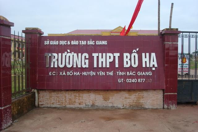 Còn tại điểm thi Trường THPT Bố Hạ, có thí sinh đã khoét dép để nhét điện thoại mang vào phòng thi. Cụ thể, trong buổi thi tổ hợp, khi kết thúc môn Hóa, các thí sinh có 5 phút nghỉ để chuẩn bị làm bài thi thành phần tiếp theo. Lúc này, một thí sinh tự do xin ra ngoài đi vệ sinh. Sau đó, cán bộ giám sát nhận thấy bước chân đi của thí sinh không bình thường nên đã yêu cầu đưa dép để kiểm tra. Kết quả phát hiện thí sinh này đã khoét đế dép để nhét vừa điện thoại mang vào phòng thi. Điểm thi này đã lập tức lập biên bản và đình chỉ thi các môn tiếp theo đối với thí sinh, đồng thời bàn giao cho lực lượng công an làm rõ. 